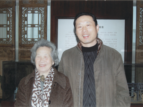 紫砂壶图片：与清华大学教授陈若菊合影 - 美壶网