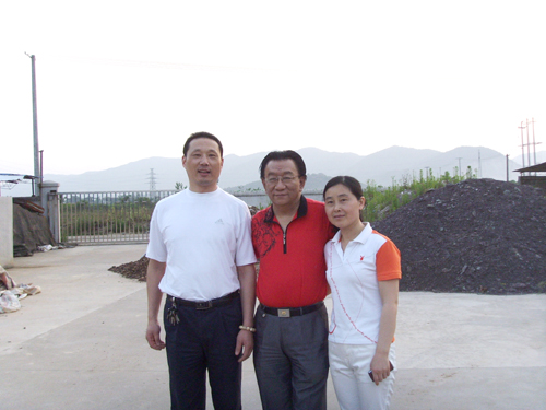 紫砂壶图片：与相声演员侯耀华合影 - 美壶网