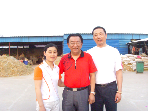 紫砂壶图片：与相声演员侯耀华合影 - 美壶网