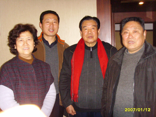 紫砂壶图片：周奇鸣父子与范保文夫妇合影 - 美壶网