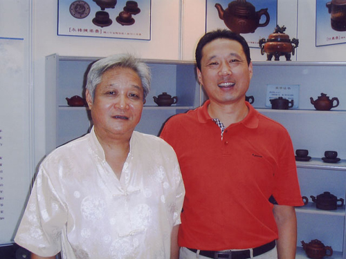 紫砂壶图片：与高级工艺师汤鸣皋合影 - 美壶网