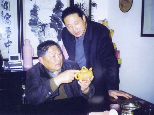 紫砂壶图片：父子二人切磋壶艺 - 美壶网