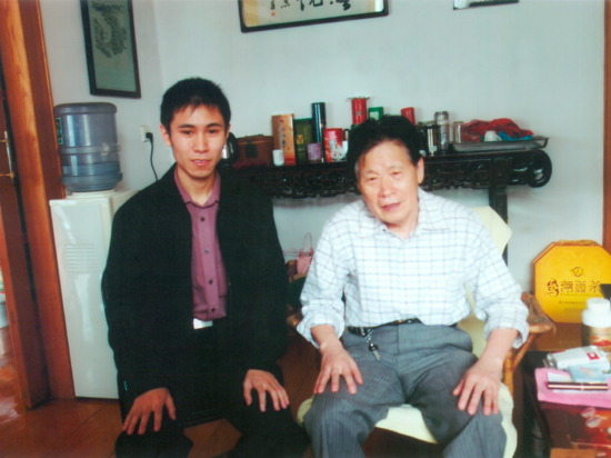 紫砂壶图片：高级工艺美术大师徐汉棠与范仲益合影 - 美壶网