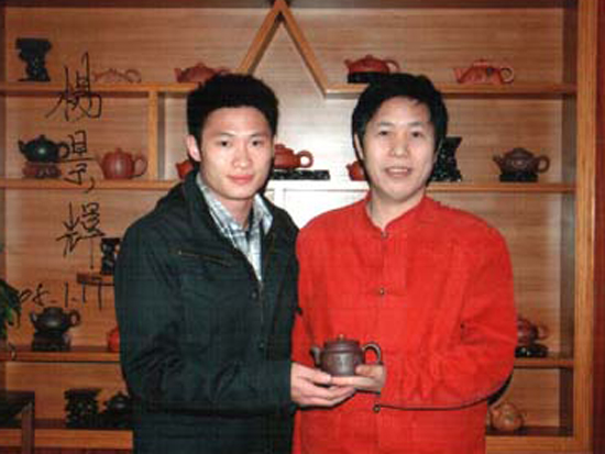 紫砂壶图片：范伯勤与雅典奥运会跳水冠军杨景辉合影 - 美壶网