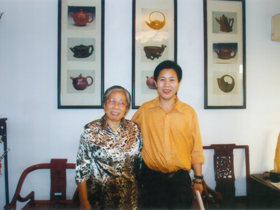 紫砂壶图片：高级工艺美术大师汪寅仙与范伯勤合影 - 美壶网