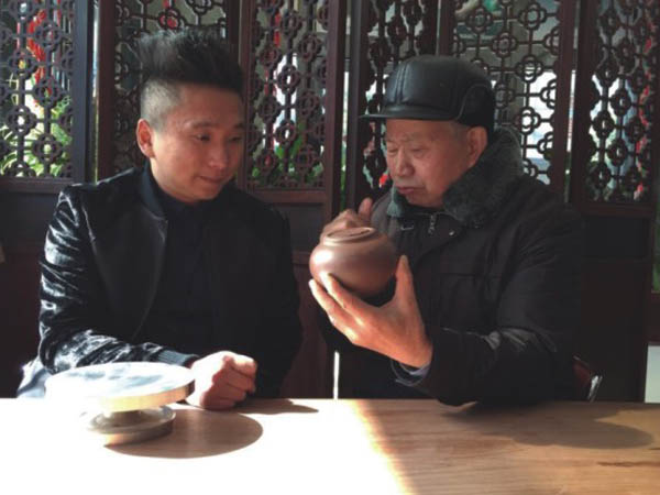 紫砂壶图片：江苏省工艺美术大师、江苏省陶瓷艺术大师范洪泉指导姜俊壶艺 - 美壶网