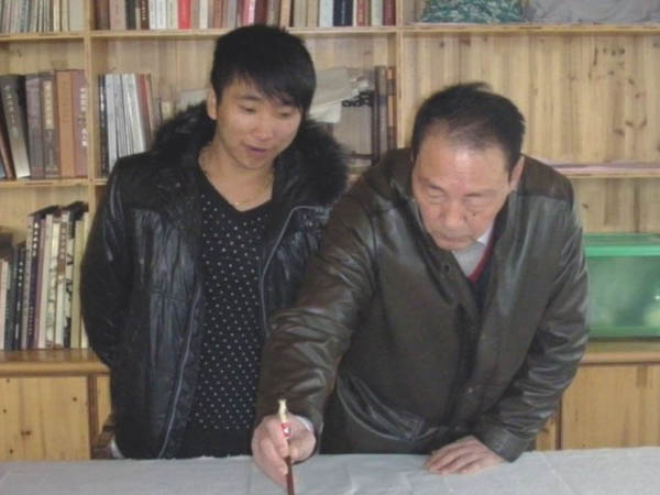 紫砂壶图片：江苏省工艺美术大师储立之与姜俊合影 - 美壶网