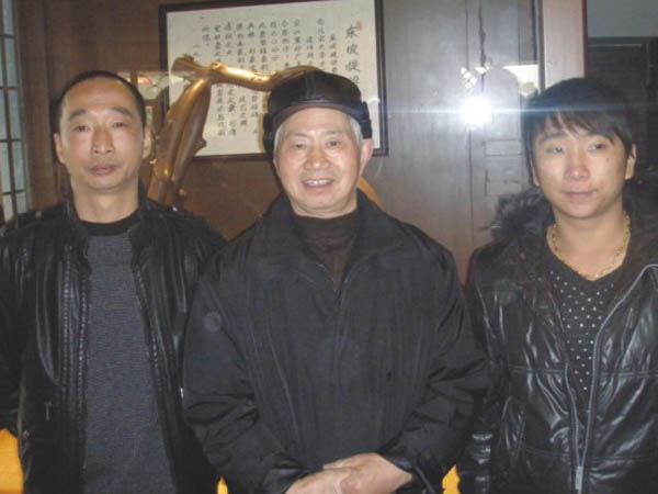 紫砂壶图片：与江苏省工艺美术大师、江苏省陶瓷艺术大师范洪泉合影 - 美壶网