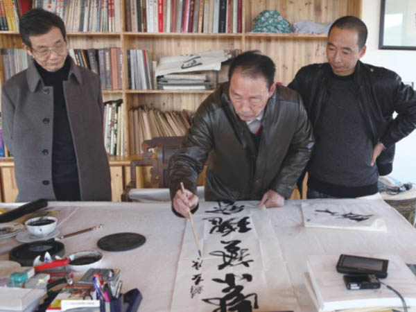 紫砂壶图片：与江苏省工艺美术大师储立之、江苏省陶瓷艺术大师范永良合影 - 美壶网