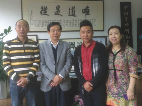 紫砂壶图片：与宜兴市陶瓷行业协会会长史俊棠合影 - 美壶网