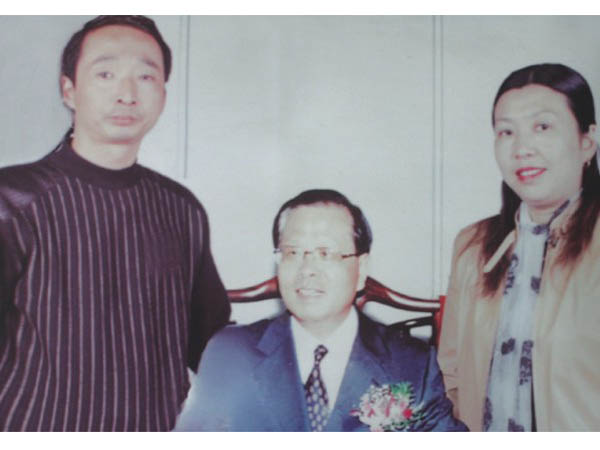 紫砂壶图片：与中共上海市委人大主任龚学平合影 - 美壶网