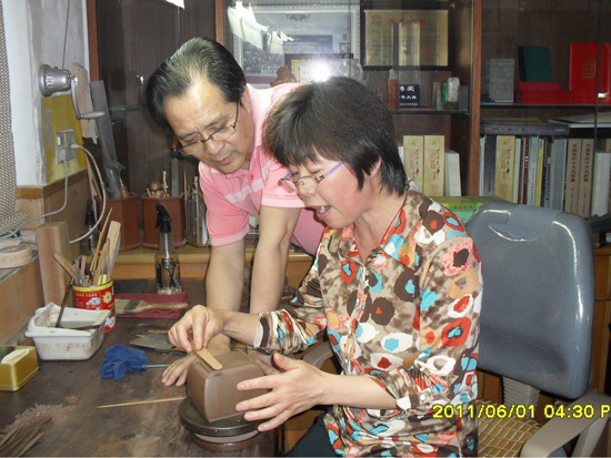 紫砂壶图片：与师傅高级工艺美术师邵顺生传授壶艺 - 美壶网