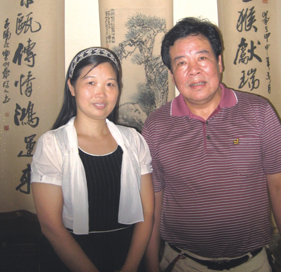 紫砂壶图片：与高级工艺美术师黄自英合影 - 美壶网