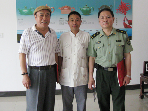 紫砂壶图片：与著名演员卢奇、王伍福合影 - 美壶网