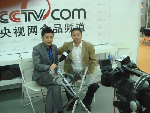 紫砂壶图片：接受中央电视台采访 - 美壶网