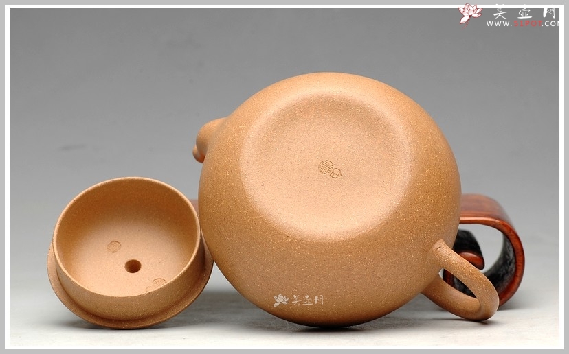 紫砂壶图片：拙与灵并存 追摹古风  段泥 全手汲泉 何卫枫新品 - 美壶网
