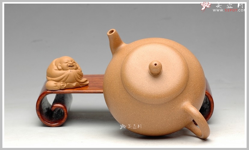 紫砂壶图片：拙与灵并存 追摹古风  段泥 全手汲泉 何卫枫新品 - 美壶网