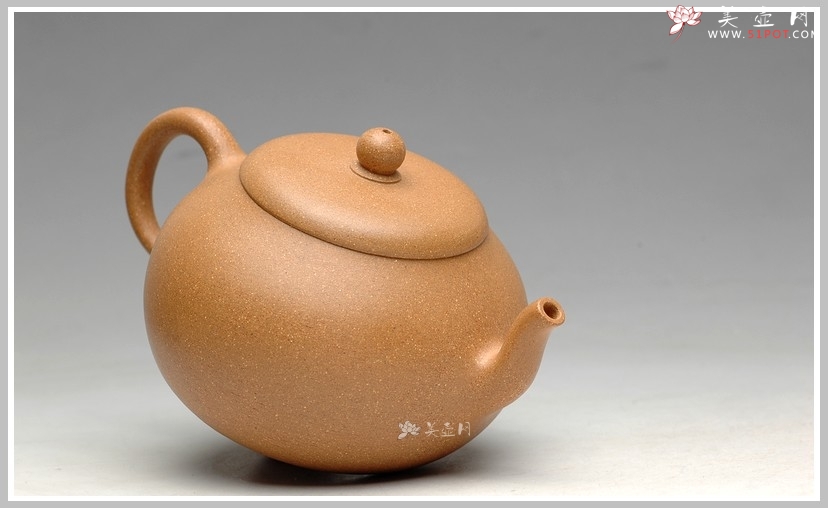 紫砂壶图片：拙与灵并存 追摹古风  段泥 全手汲泉 何卫枫新品 - 美壶网