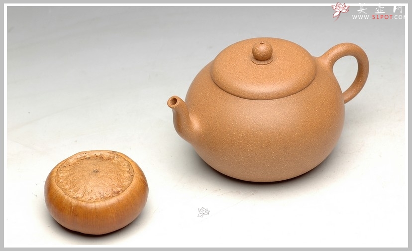 紫砂壶图片：拙与灵并存 追摹古风  段泥 全手汲泉 何卫枫新品 - 美壶网