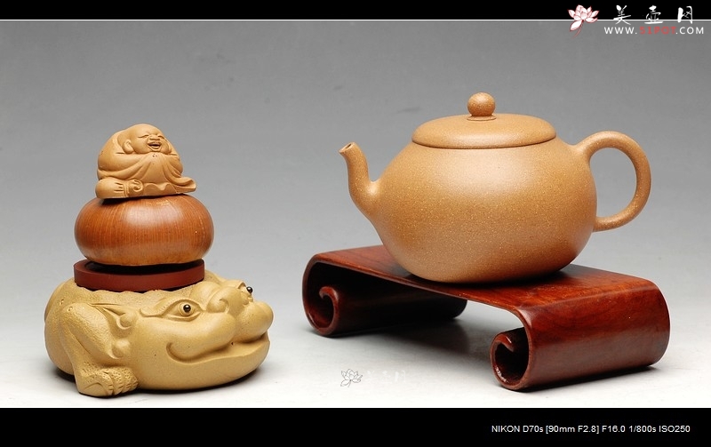 紫砂壶图片：拙与灵并存 追摹古风  段泥 全手汲泉 何卫枫新品 - 美壶网