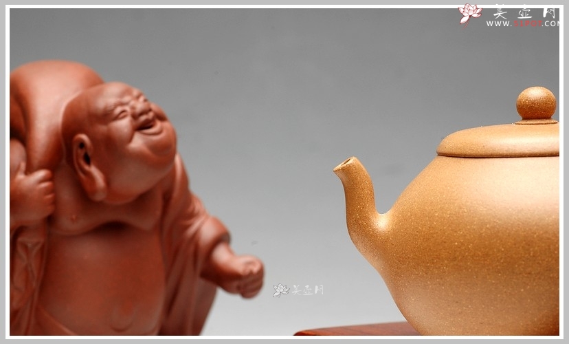 紫砂壶图片：拙与灵并存 追摹古风  段泥 全手汲泉 何卫枫新品 - 美壶网