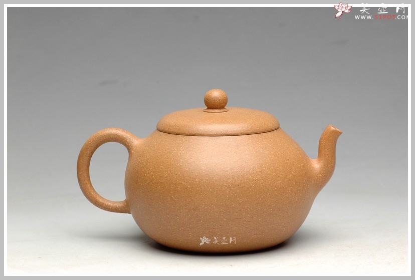 紫砂壶图片：拙与灵并存 追摹古风  段泥 全手汲泉 何卫枫新品 - 美壶网
