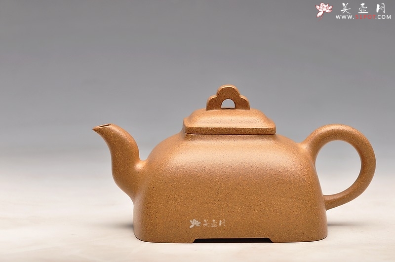 紫砂壶图片：实力派何卫枫 辛卯年巨献新品 全手工孤菱 气度不凡 - 美壶网
