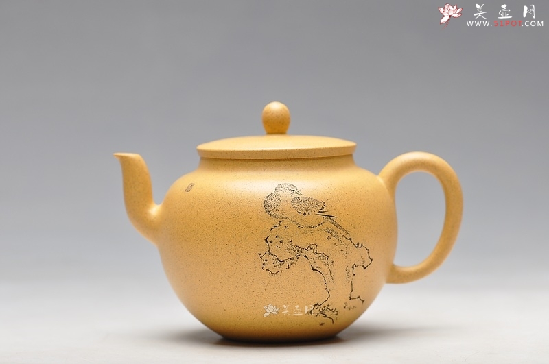紫砂壶图片：线条流畅 挺拔优雅 全手迎春 墨陶装饰王翔鸟 - 美壶网