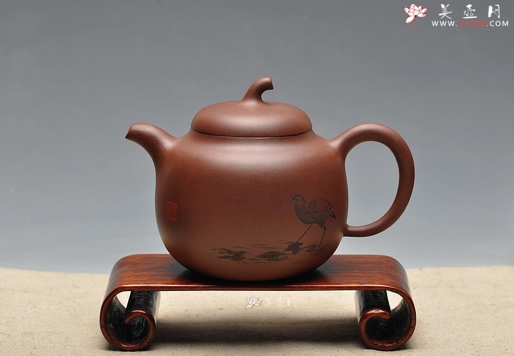 紫砂壶图片：传统实用之作  顾式茄段 舒展优美 - 美壶网