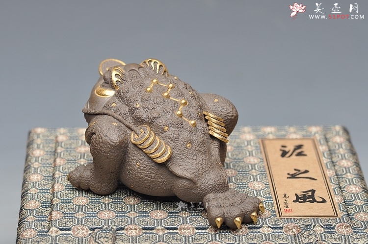 紫砂壶图片：紫砂摆件 范志锋茶宠【红眼镜12公分金钱多多金蟾】24K黄金包真品 - 美壶网