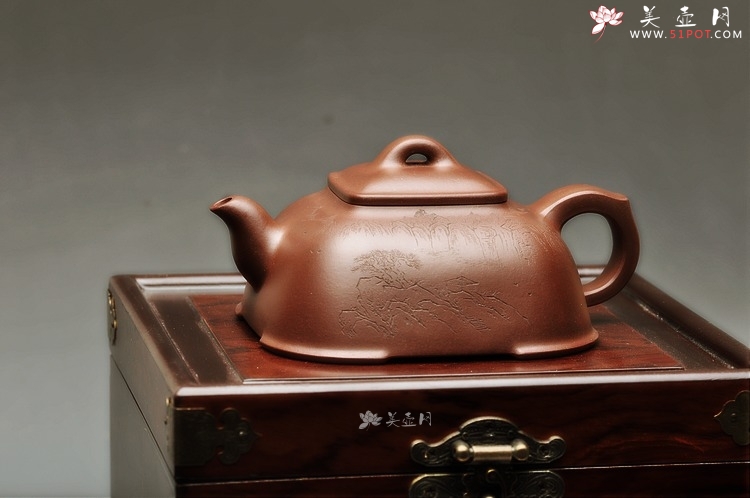 紫砂壶图片：何卫枫全手新品 敦方  蓄势 古味十足 精致可人 通景山水 - 美壶网