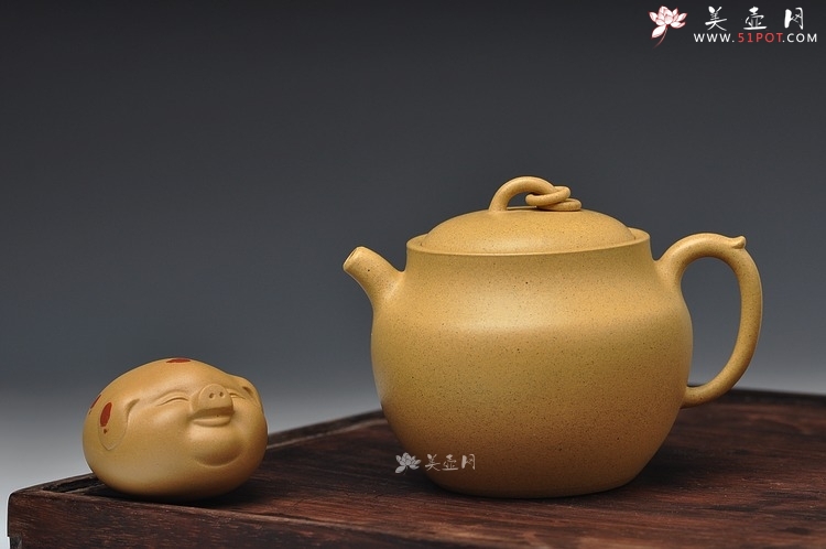紫砂壶图片：造型新颖 敦厚可人 本山绿 全手禅钟 - 美壶网