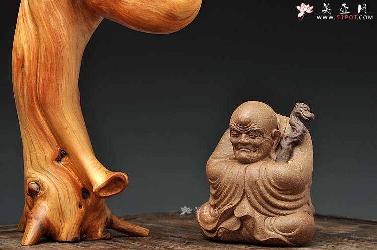紫砂壶图片：全手雕塑 茶宠 龙杖罗汉 - 美壶网