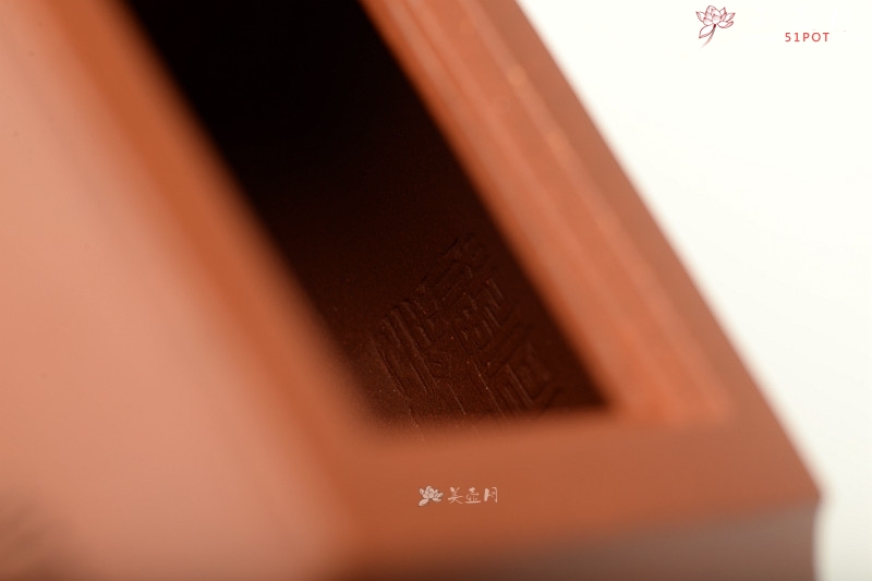 紫砂壶图片：线条挺拔 方圆相容 全手四方鼓腹 陆轶舟装饰   - 美壶网