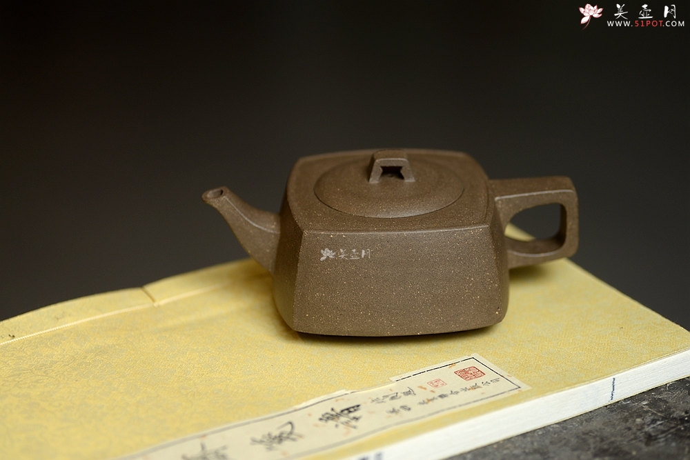 紫砂壶图片：方圆之精妙 青灰泥 挺拔刚正 全手精工砂四方  - 美壶网