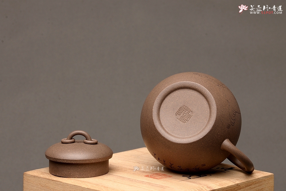 紫砂壶图片:造型新颖 耐品可人 全手青段禅钟 国师和石装饰 - 美壶网