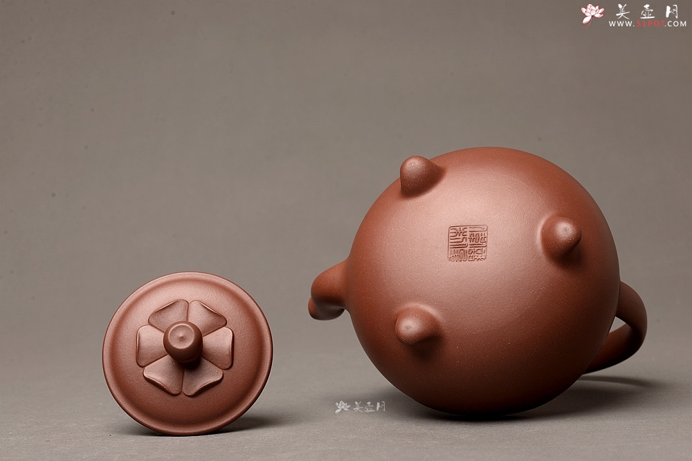 紫砂壶图片：储俊伟乙未精工佳作 油润底槽青 全手三足宝莲提梁 十足 做工精致  - 美壶网