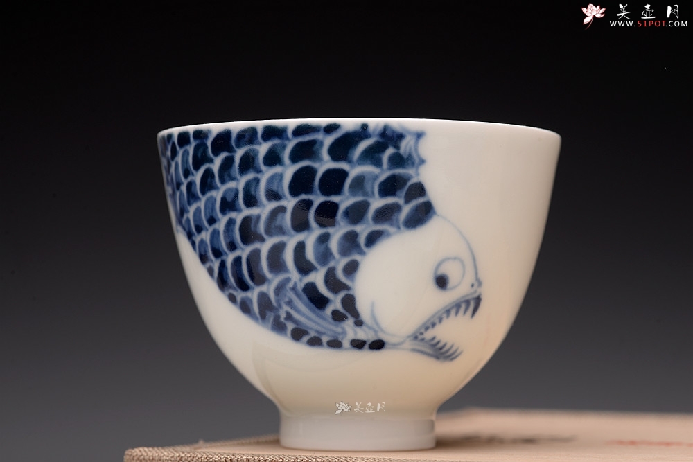 紫砂壶图片：大生（姜寅）玩瓷 年年有余系列 趣味十足 ~ 品茗对杯 - 美壶网