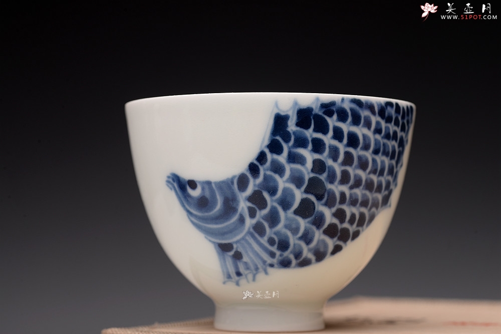 紫砂壶图片：大生（姜寅）玩瓷 年年有余系列 趣味十足 ~ 品茗对杯 - 美壶网