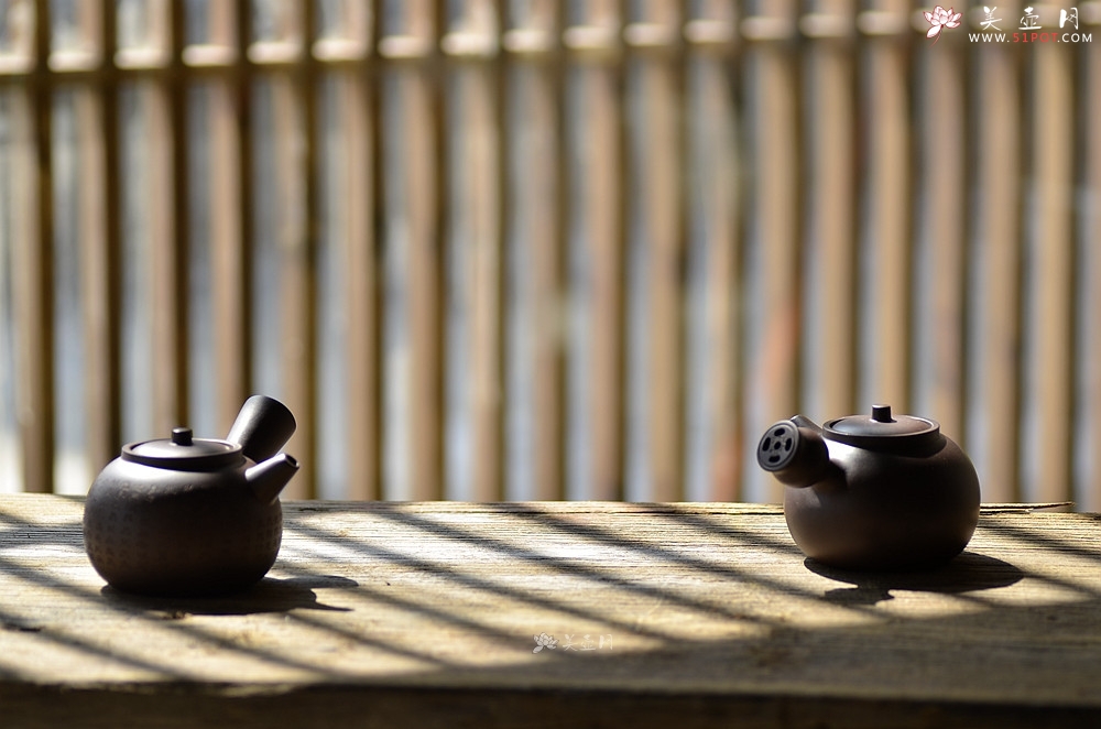 紫砂壶图片：泓渝山房 煮茶品茗 玩味侧把巨轮 茶人风情~ 电陶炉烧水 - 美壶网
