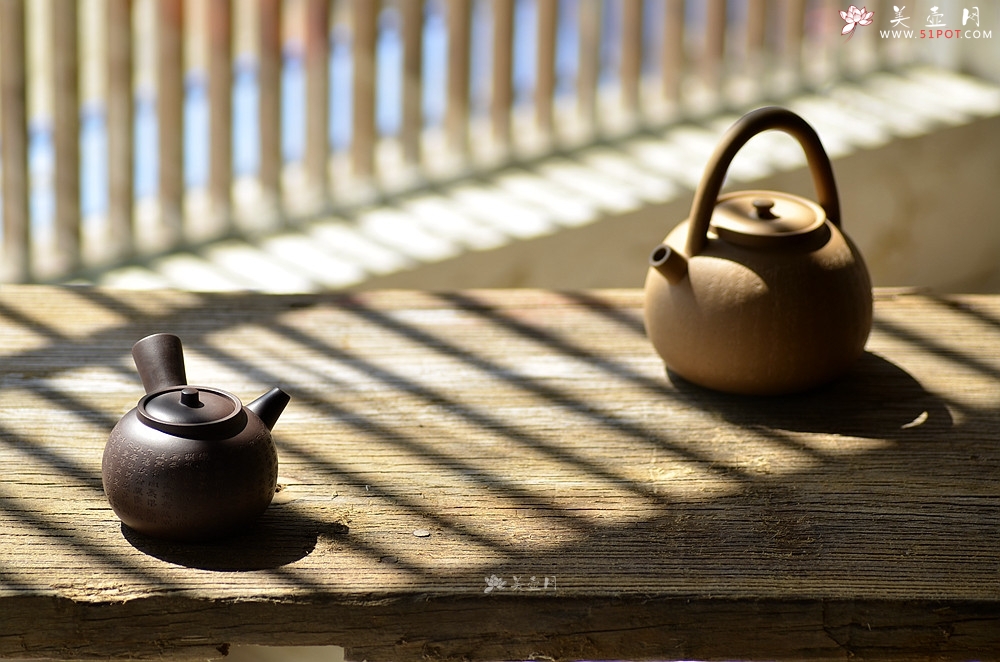 紫砂壶图片：泓渝山房 煮茶品茗 玩味侧把巨轮 茶人风情~ 电陶炉烧水 - 美壶网