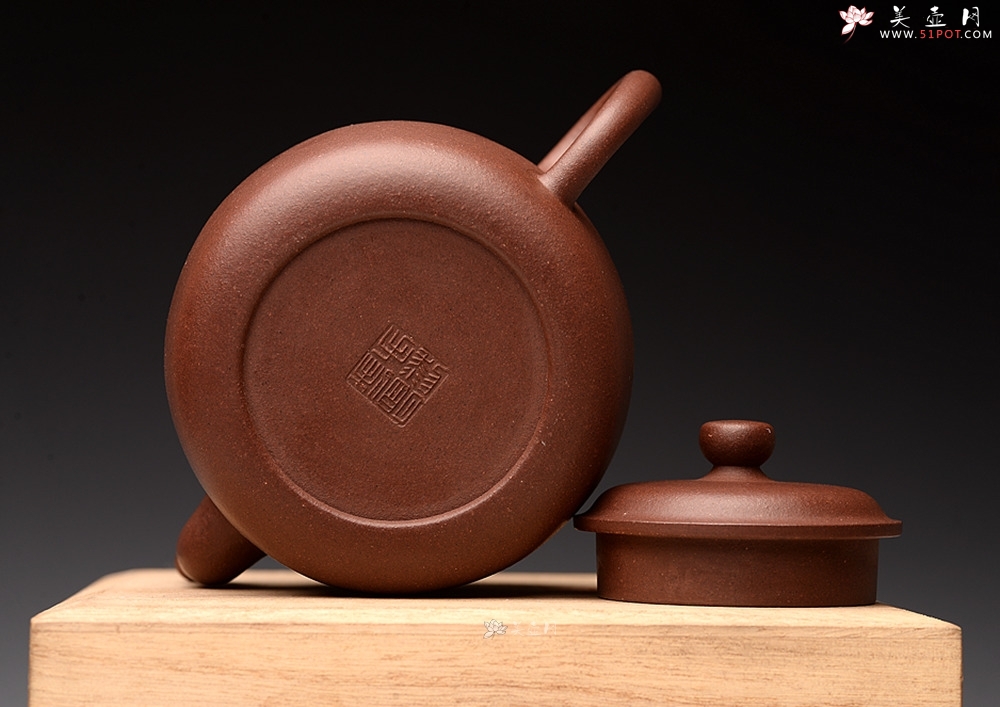 紫砂壶图片：詹黎明全手 古朴稳重 全手圆钟 由王俊平精心装饰 - 美壶网