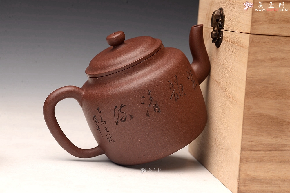 紫砂壶图片：詹黎明全手 古朴稳重 全手圆钟 由王俊平精心装饰 - 美壶网