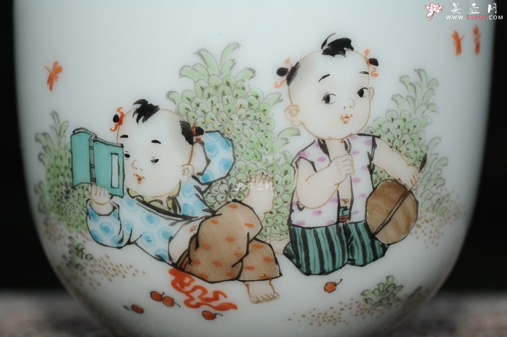紫砂壶图片：双童子读小人书扇扇子 景德镇主人杯 - 美壶网
