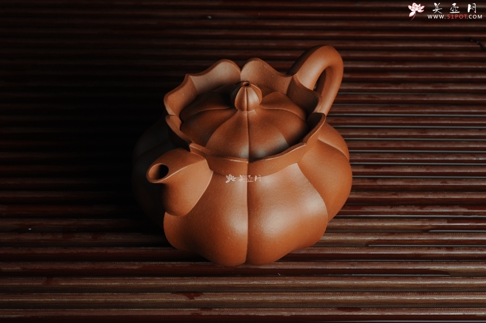 紫砂壶图片：清水泥莲花僧帽 难度大 线条干净利落 - 美壶网