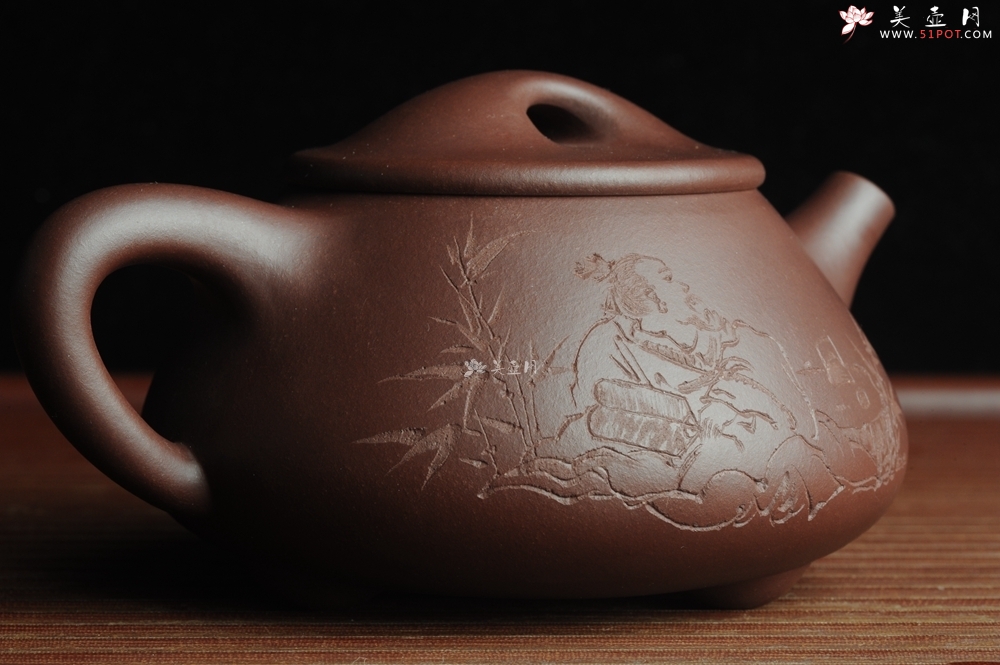 紫砂壶图片：贺岁新品 紫茄泥全手工高士煮茶图 闲饮一壶清风 文气满瓢 - 美壶网