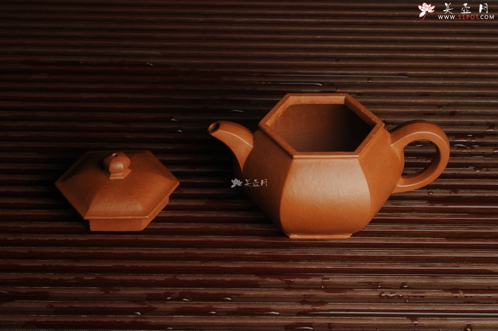 紫砂壶图片：张海莊突破之作 全手工六方宫灯 粗砂朱泥收缩大 成型难 朱砂金砂隐现 - 美壶网