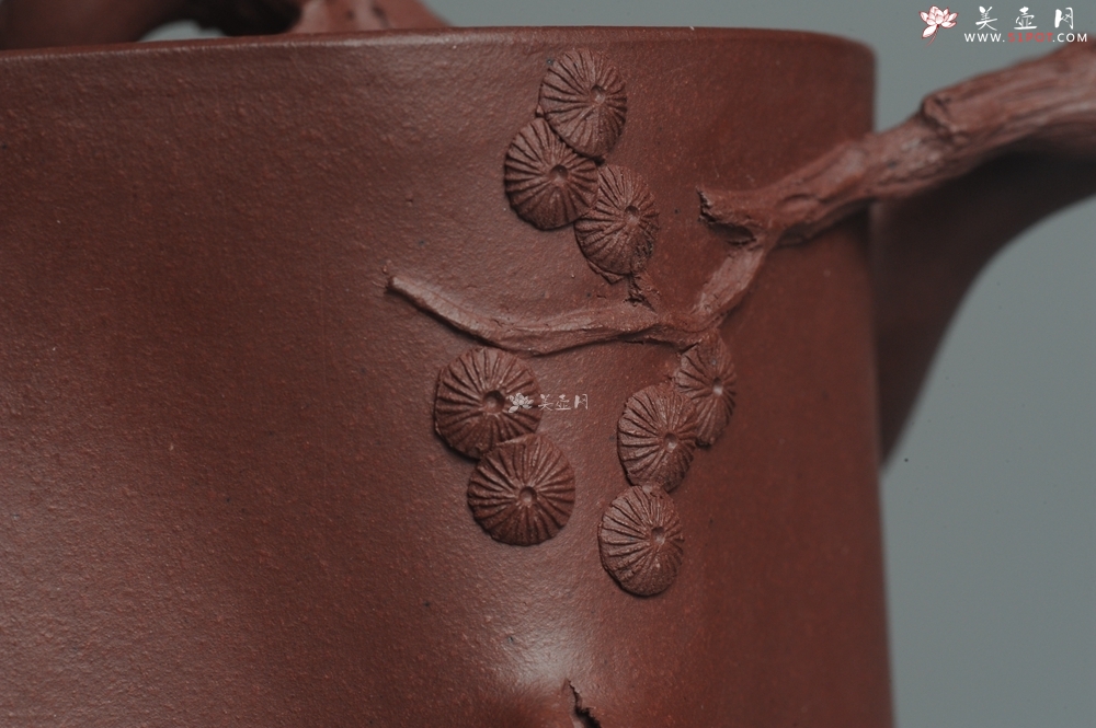 紫砂壶图片：实力派全手工木棉松桩 气质非凡 肌理自然生动 难度大 - 美壶网