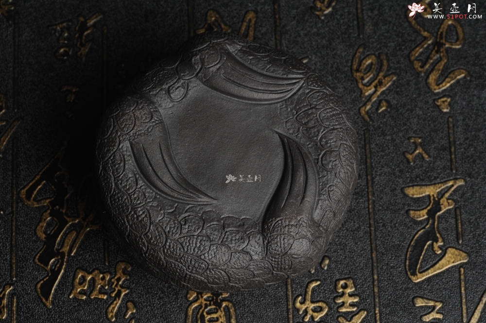 紫砂壶图片：美宠特惠 回馈壶友 精致黑泥彩背金蟾盖托茶宠长8cm高度4cm左右 - 美壶网
