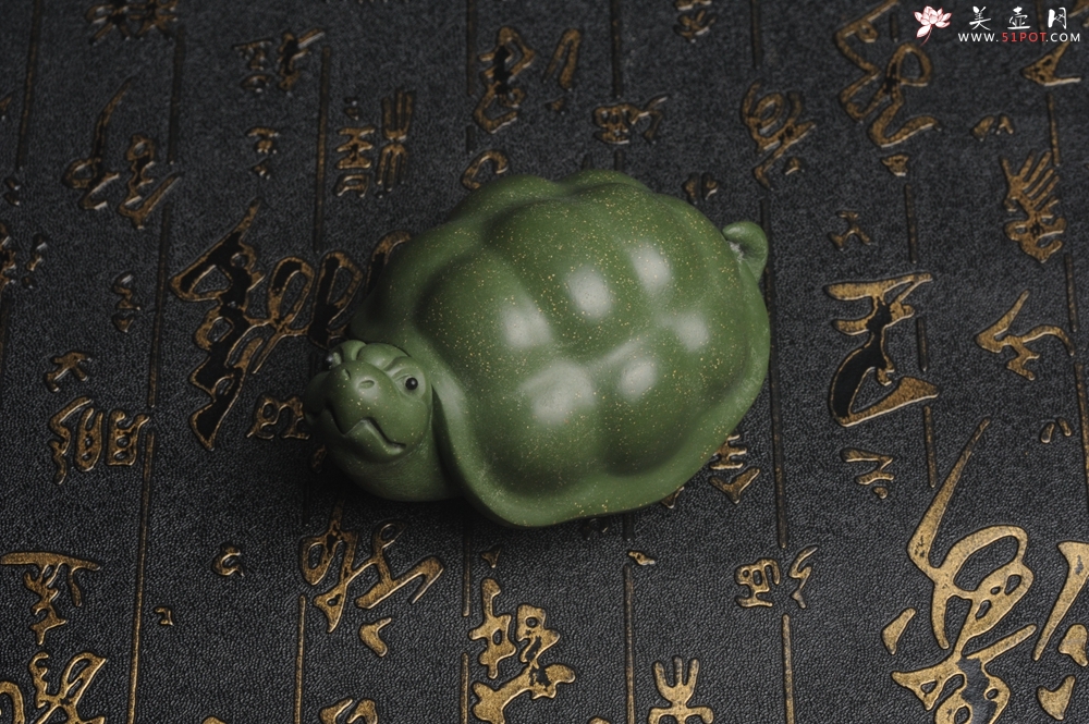 紫砂壶图片：美宠特惠 精致做工绿泥乌龟茶宠摆件 神态细腻 茶盘尤物 长9cm宽6cm高4.5cm - 美壶网